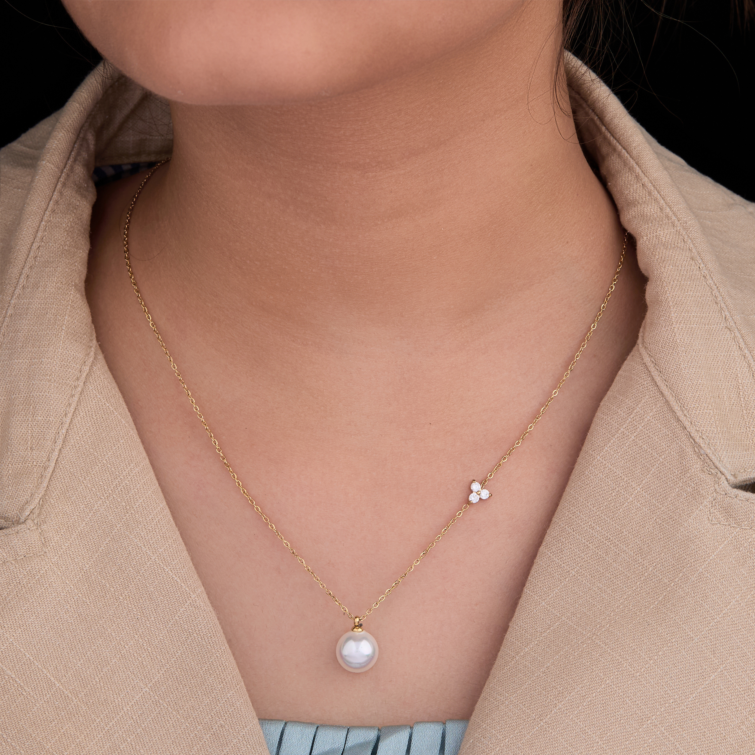 Silver Shimmering Bloom Pendant With Link Chain