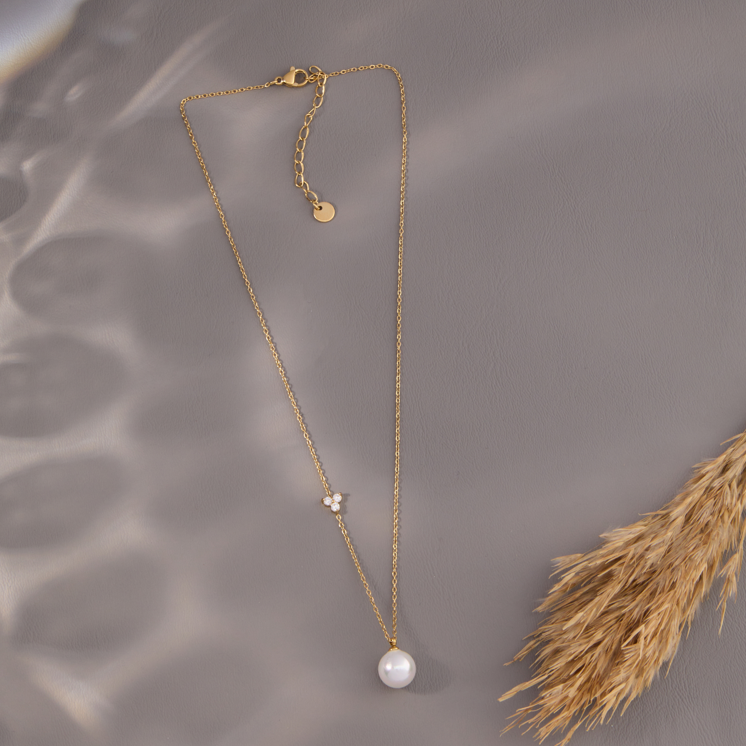 Silver Shimmering Bloom Pendant With Link Chain